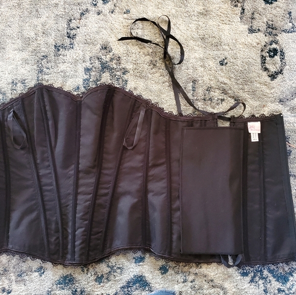 Corset - Picture 4 of 4